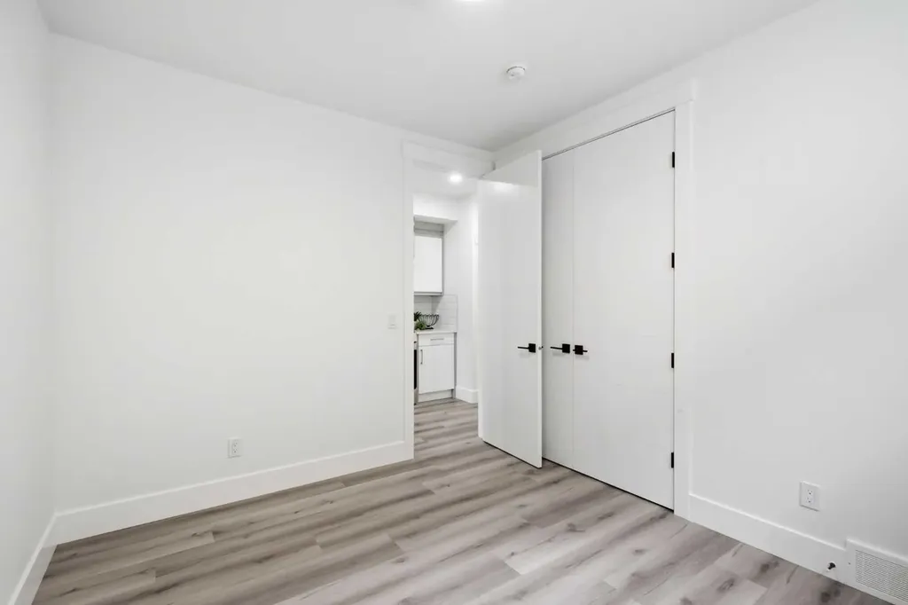 8518 33 Avenue NW Calgary AB T3B 1M1
