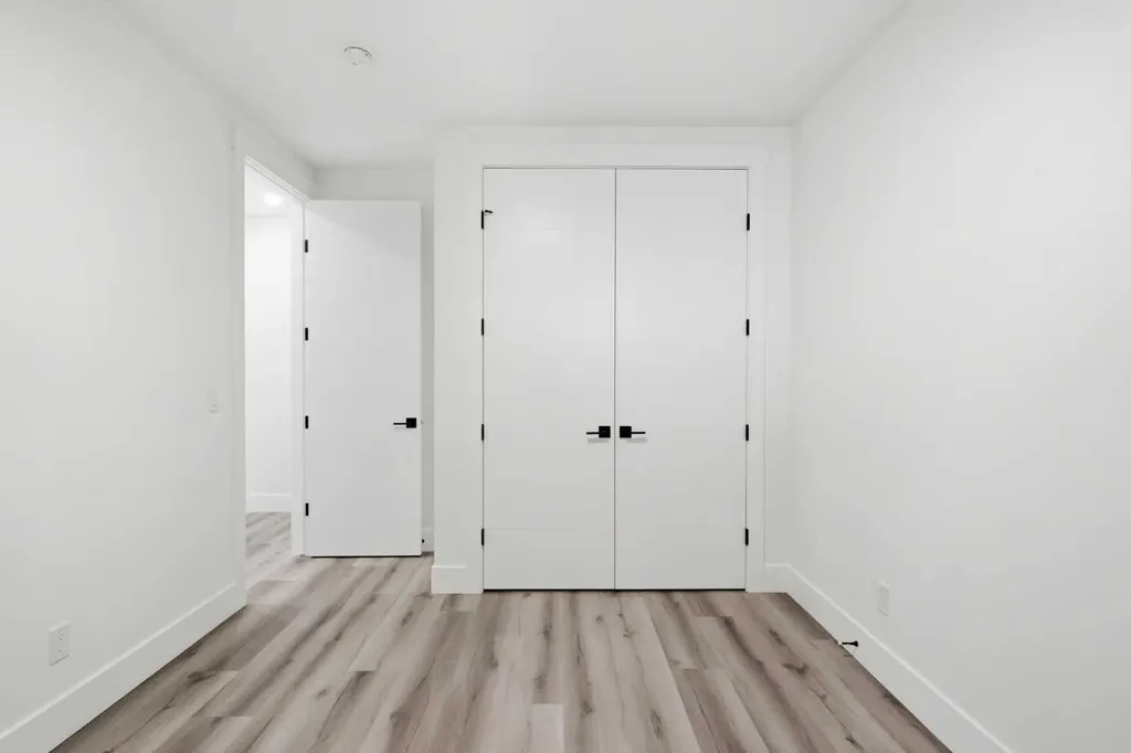 8518 33 Avenue NW Calgary AB T3B 1M1