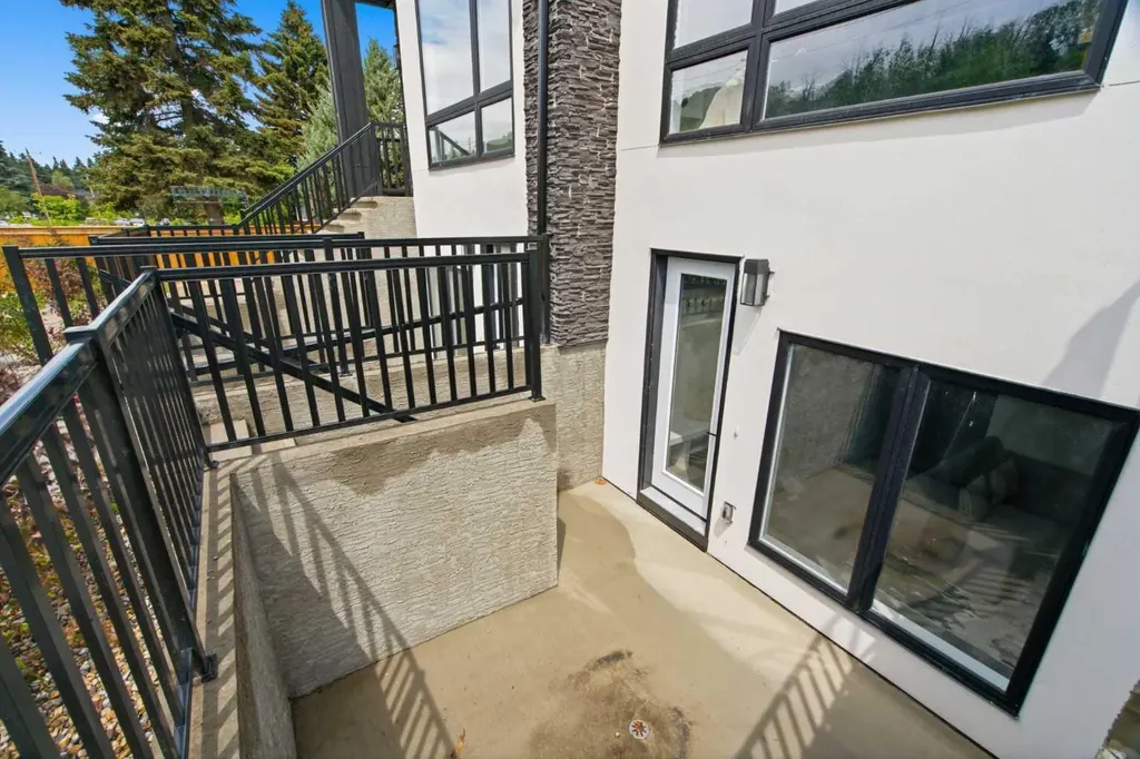 8518 33 Avenue NW Calgary AB T3B 1M1