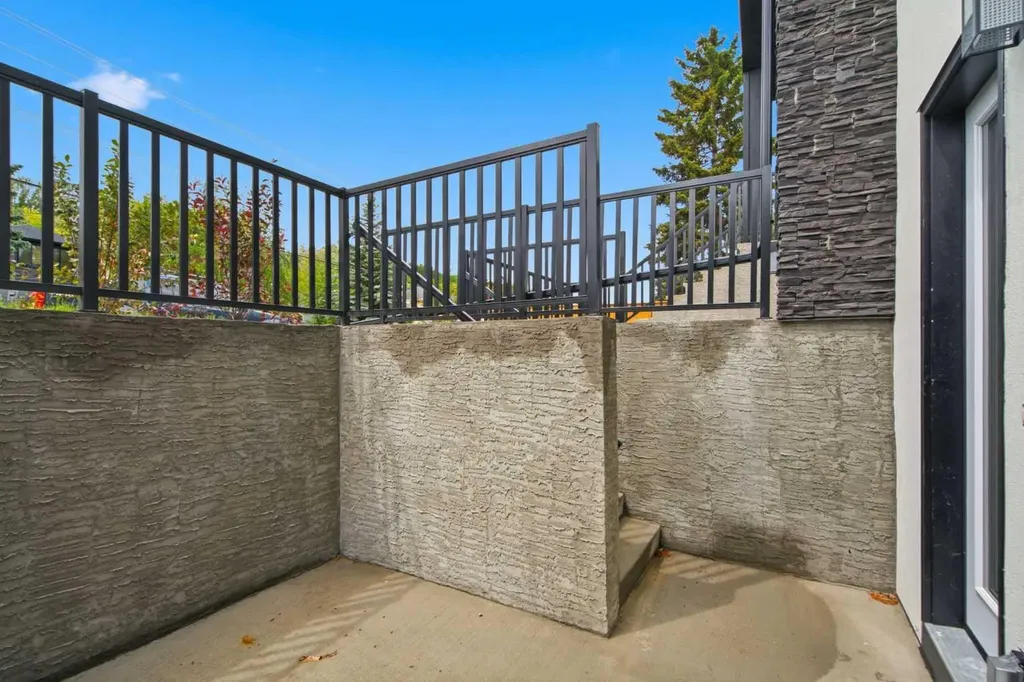 8518 33 Avenue NW Calgary AB T3B 1M1