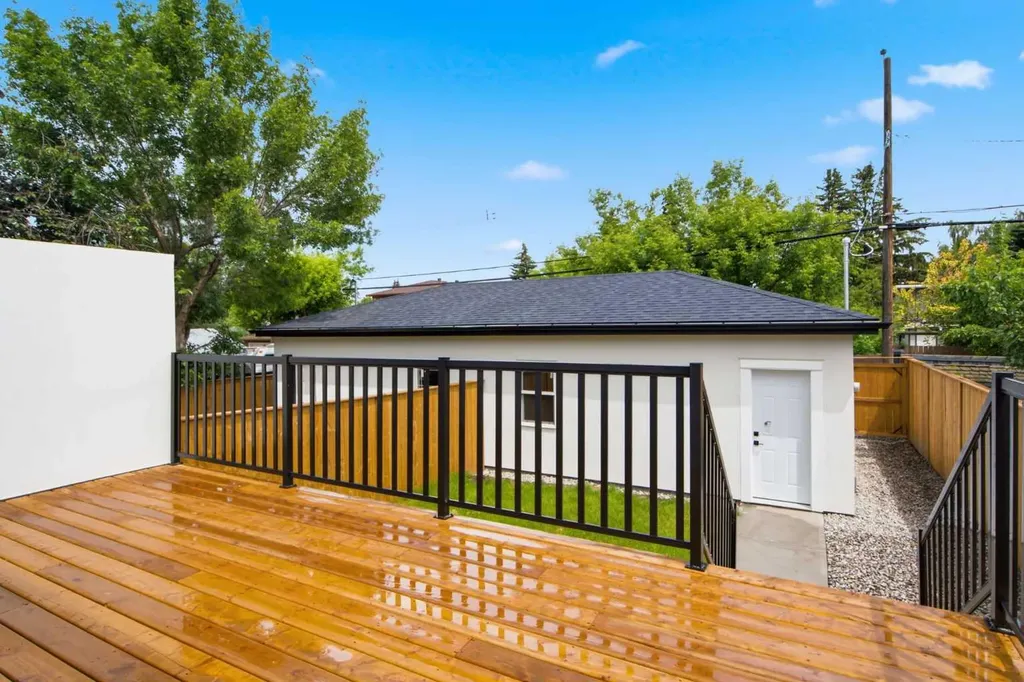 8518 33 Avenue NW Calgary AB T3B 1M1