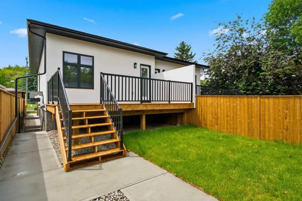8518 33 Avenue NW Calgary AB T3B 1M1