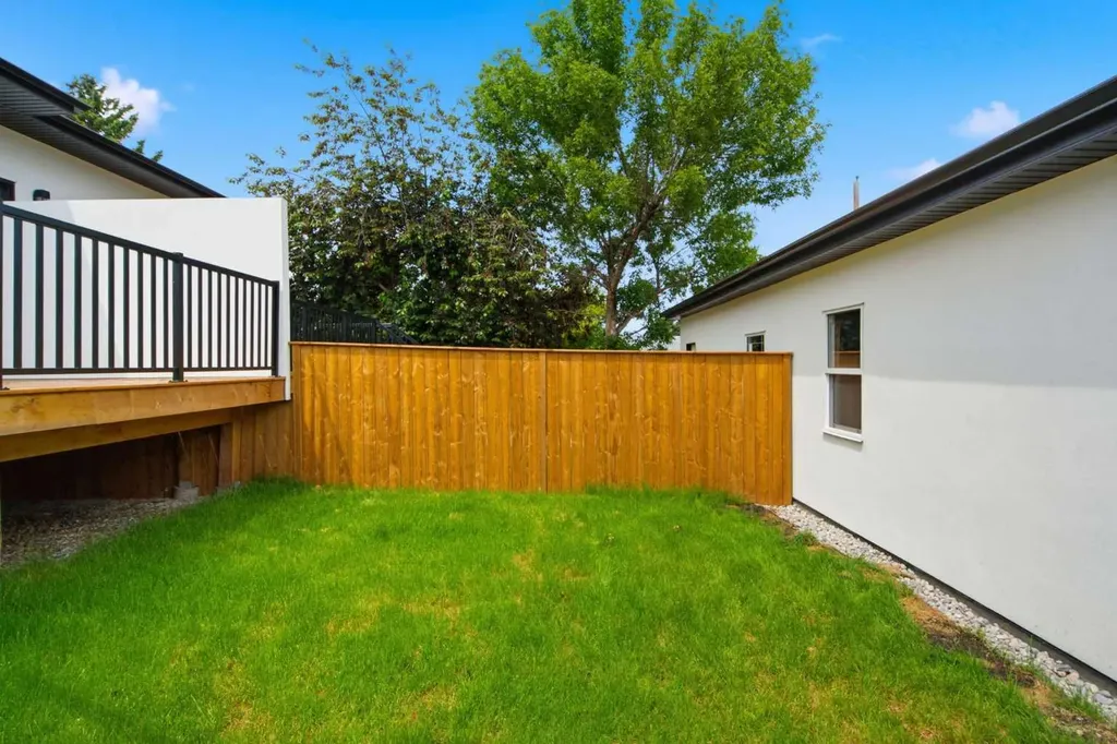 8518 33 Avenue NW Calgary AB T3B 1M1