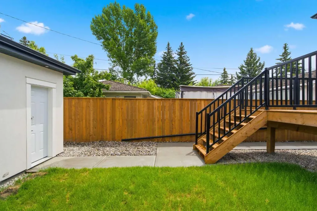 8518 33 Avenue NW Calgary AB T3B 1M1