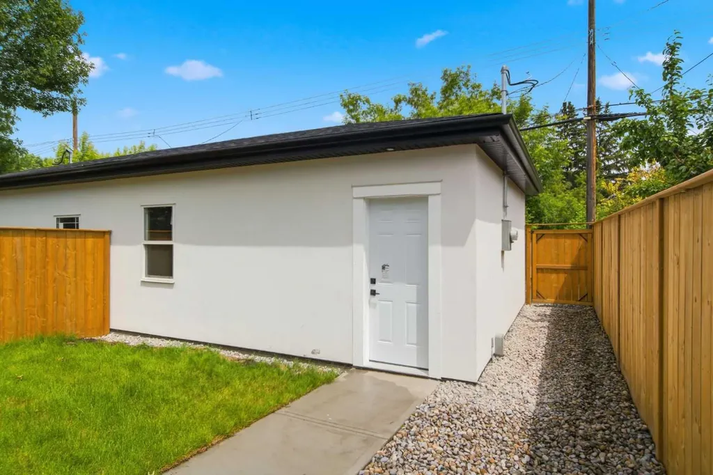 8518 33 Avenue NW Calgary AB T3B 1M1
