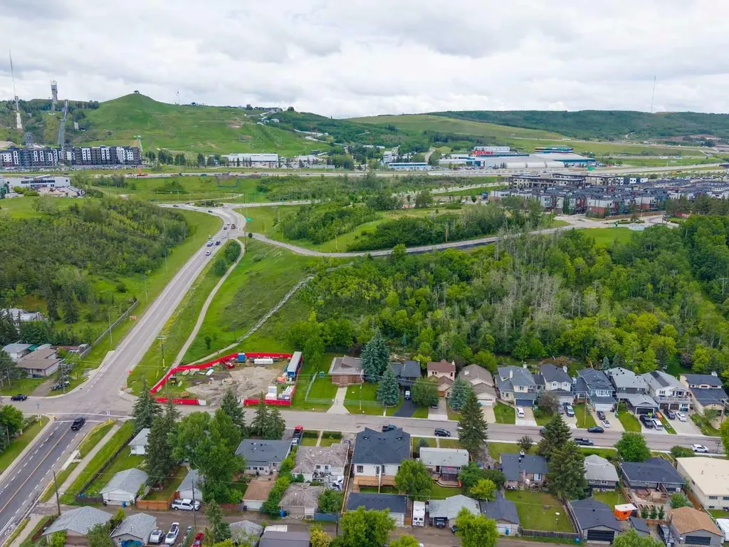 8518 33 Avenue NW Calgary AB T3B 1M1