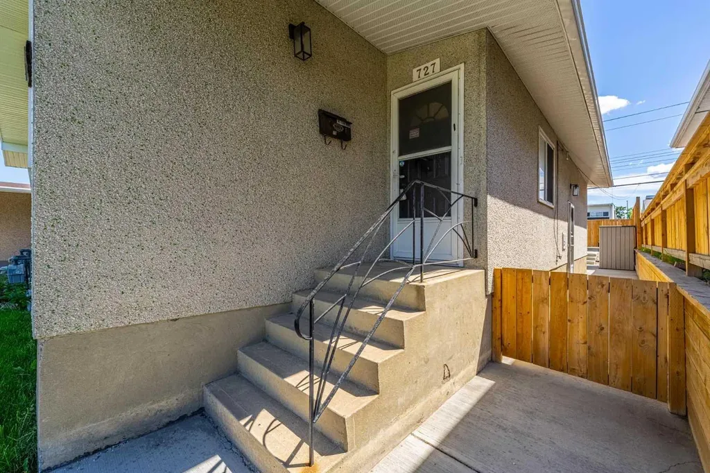 727 67 Avenue SW Calgary AB T2V 0M4