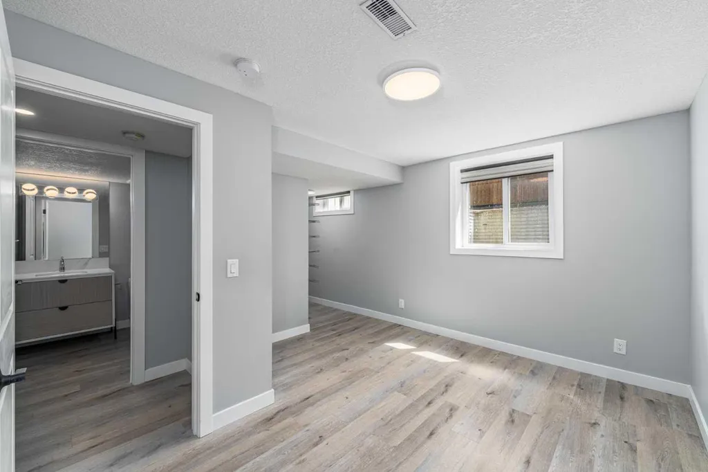 727 67 Avenue SW Calgary AB T2V 0M4