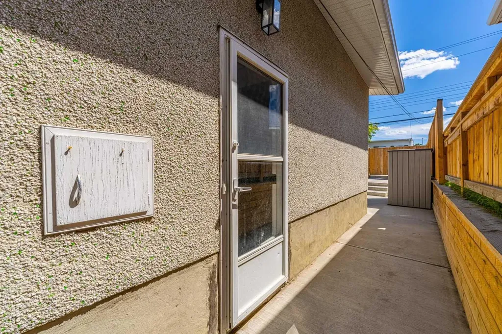727 67 Avenue SW Calgary AB T2V 0M4