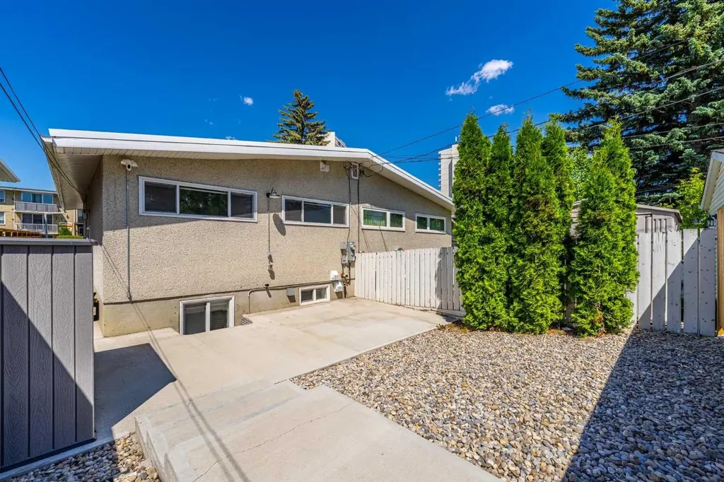 727 67 Avenue SW Calgary AB T2V 0M4