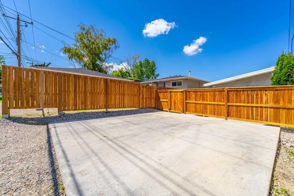 727 67 Avenue SW Calgary AB T2V 0M4