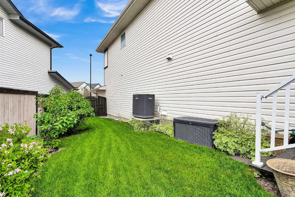128 Reunion Mews NW Airdrie AB T4B 0J5
