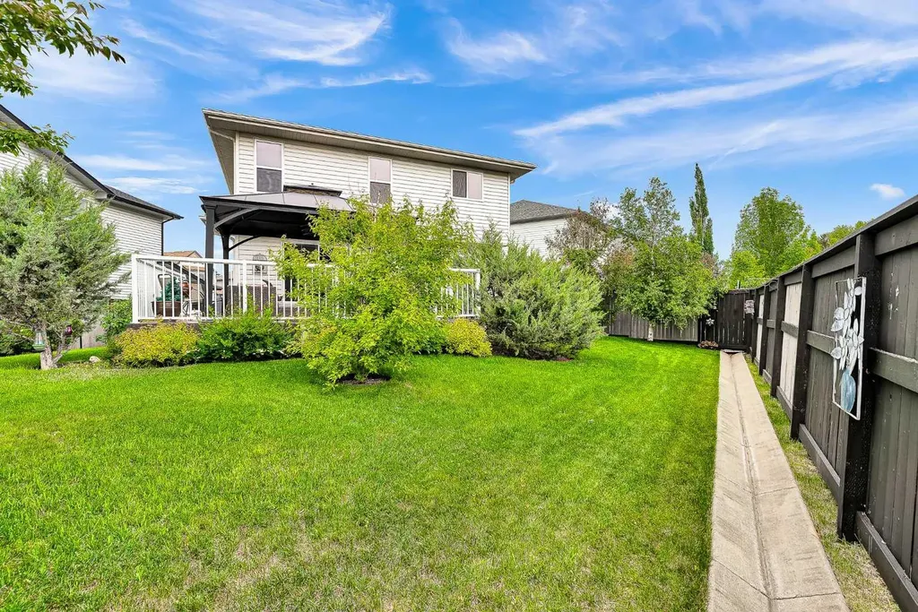 128 Reunion Mews NW Airdrie AB T4B 0J5