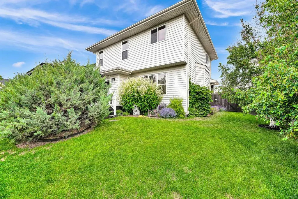 128 Reunion Mews NW Airdrie AB T4B 0J5