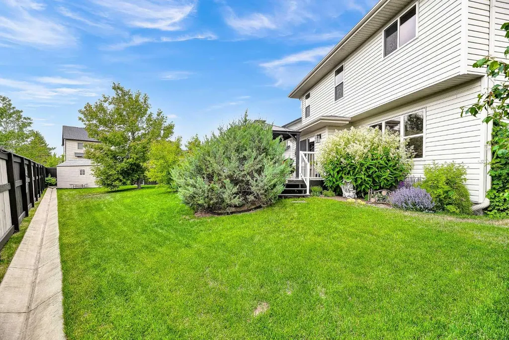 128 Reunion Mews NW Airdrie AB T4B 0J5