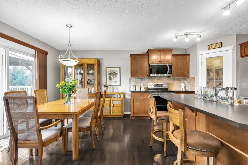 128 Reunion Mews NW Airdrie AB T4B 0J5