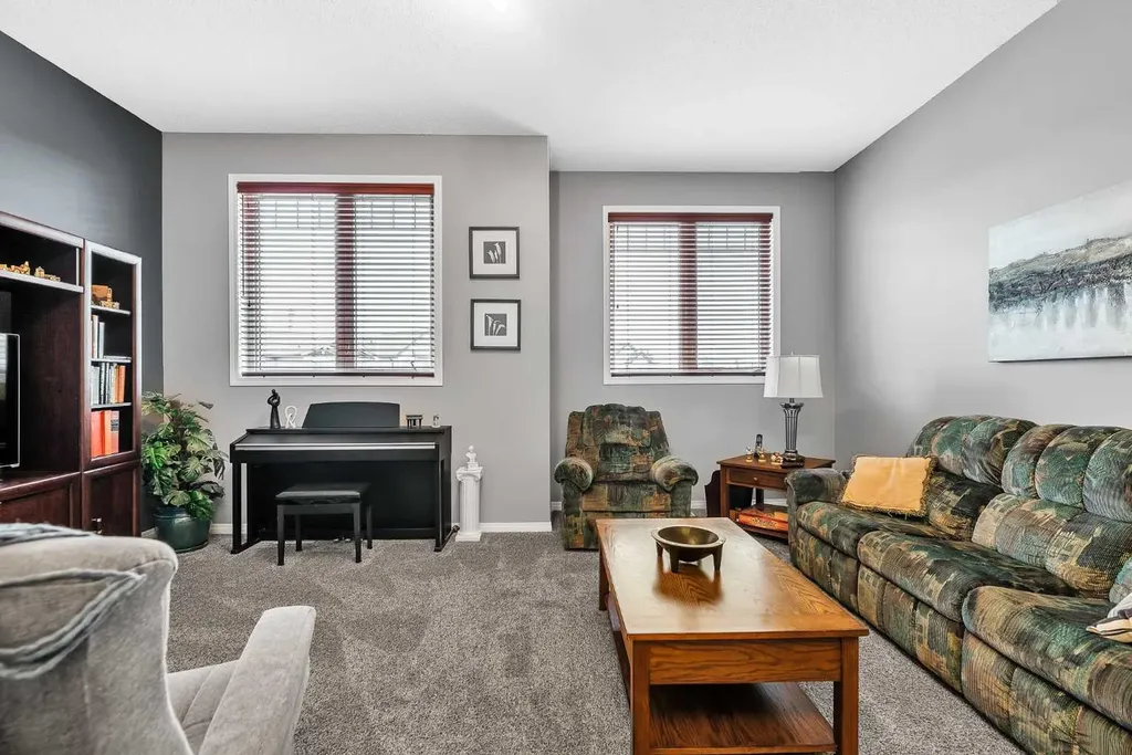 128 Reunion Mews NW Airdrie AB T4B 0J5