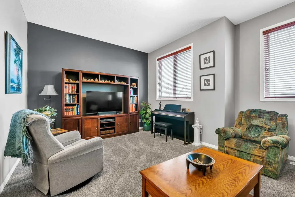 128 Reunion Mews NW Airdrie AB T4B 0J5