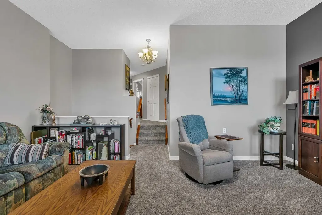 128 Reunion Mews NW Airdrie AB T4B 0J5