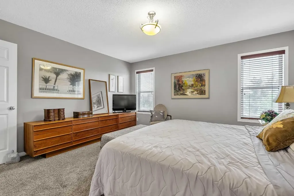 128 Reunion Mews NW Airdrie AB T4B 0J5