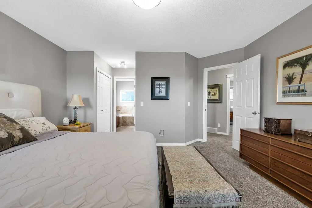 128 Reunion Mews NW Airdrie AB T4B 0J5