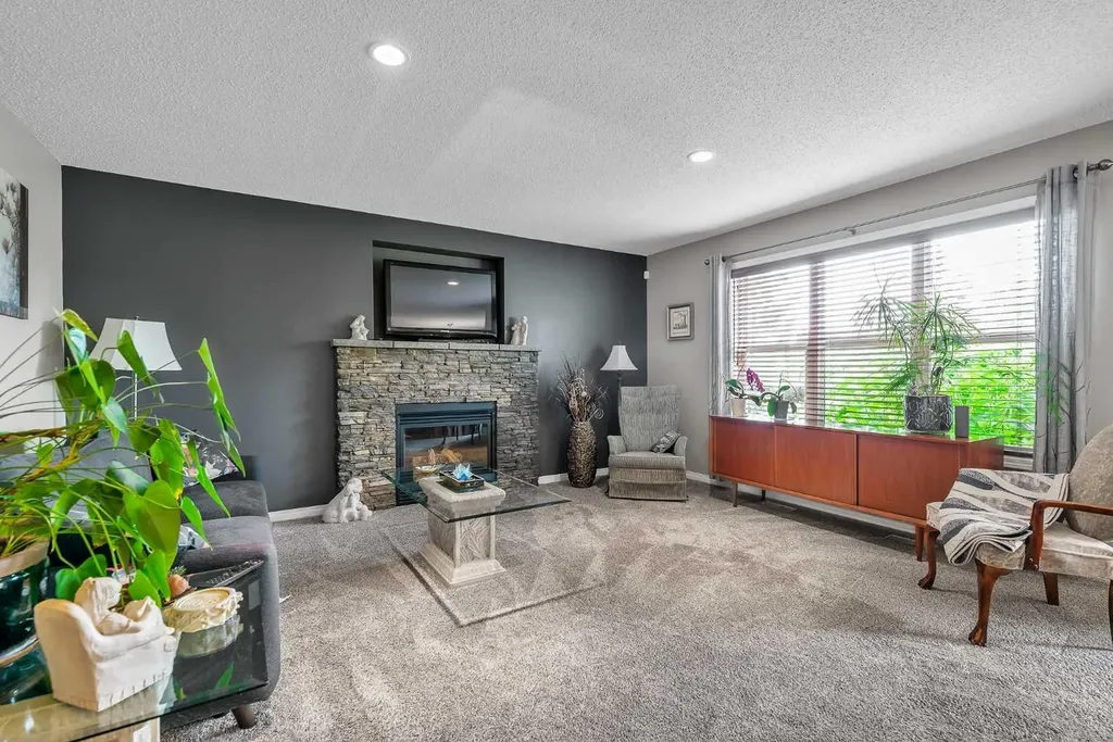 128 Reunion Mews NW Airdrie AB T4B 0J5