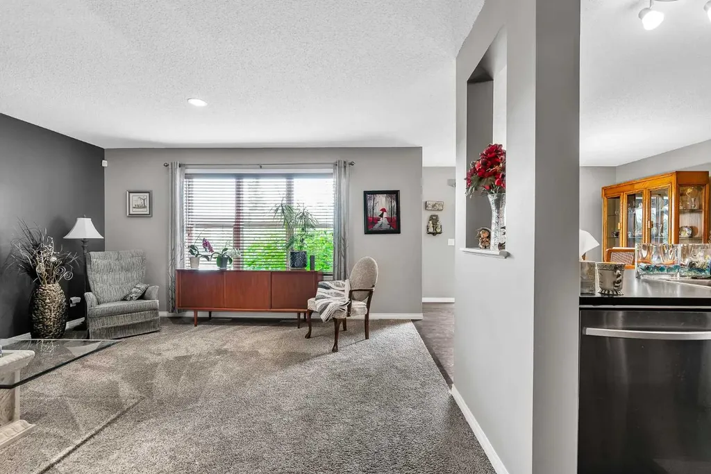 128 Reunion Mews NW Airdrie AB T4B 0J5