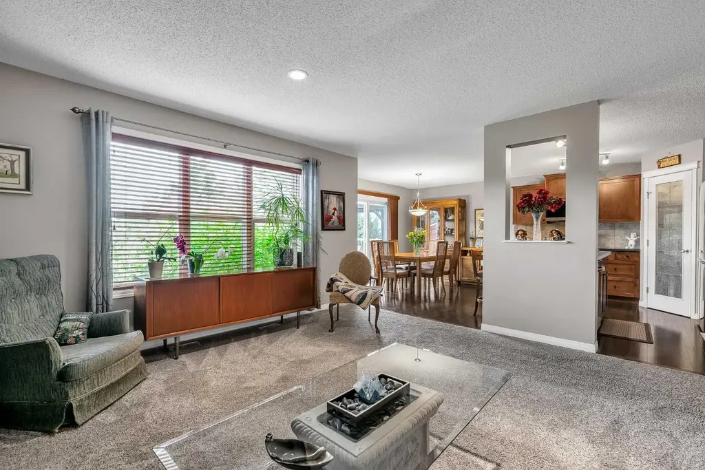 128 Reunion Mews NW Airdrie AB T4B 0J5