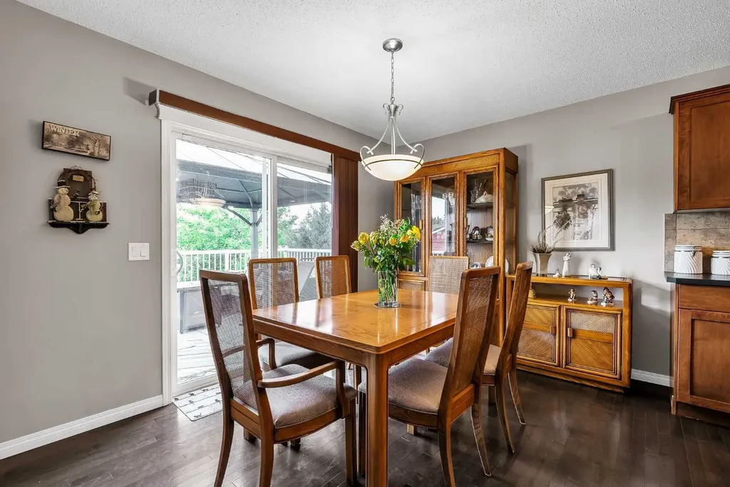 128 Reunion Mews NW Airdrie AB T4B 0J5