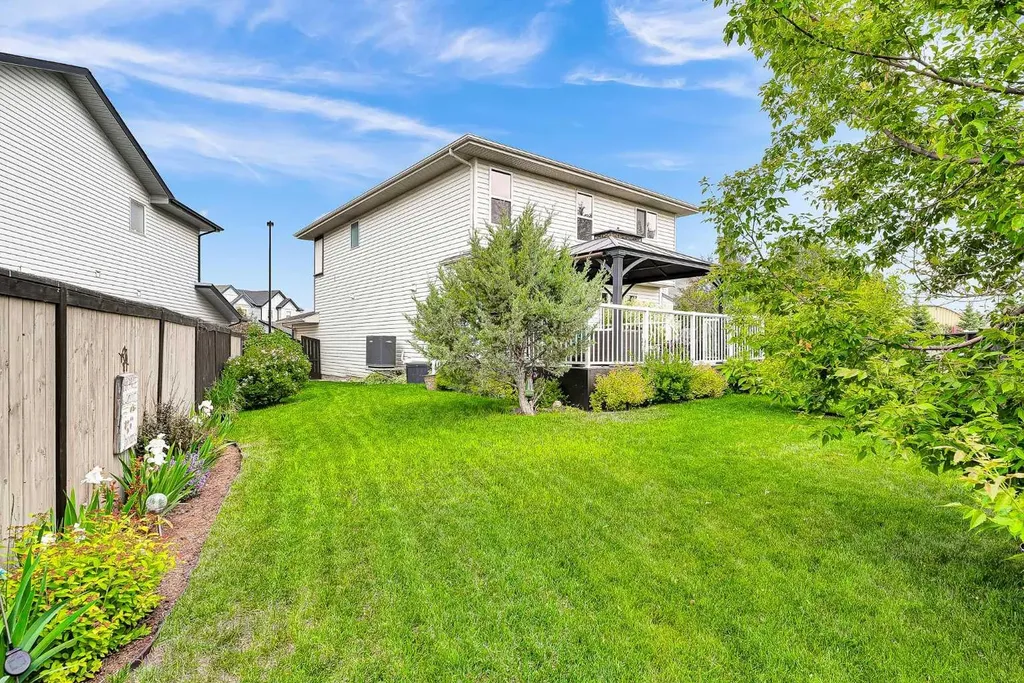 128 Reunion Mews NW Airdrie AB T4B 0J5