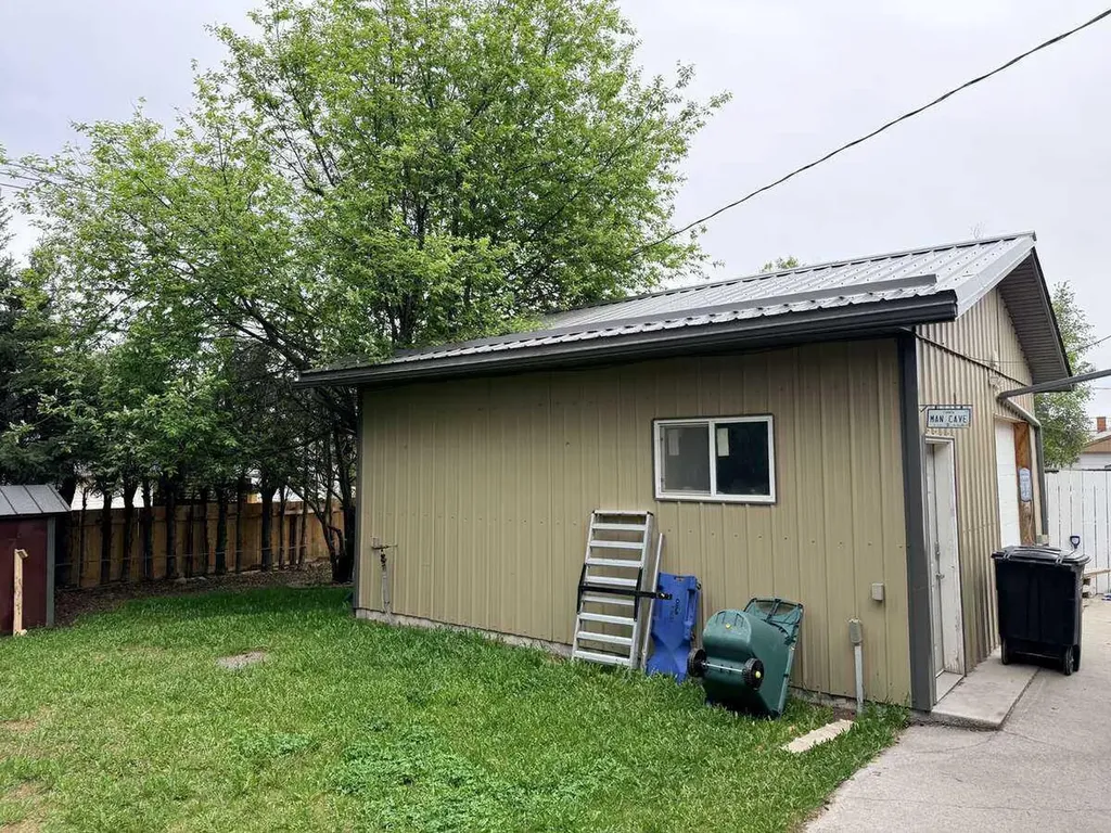 126 Douglas Drive Hinton AB T7V 1C1
