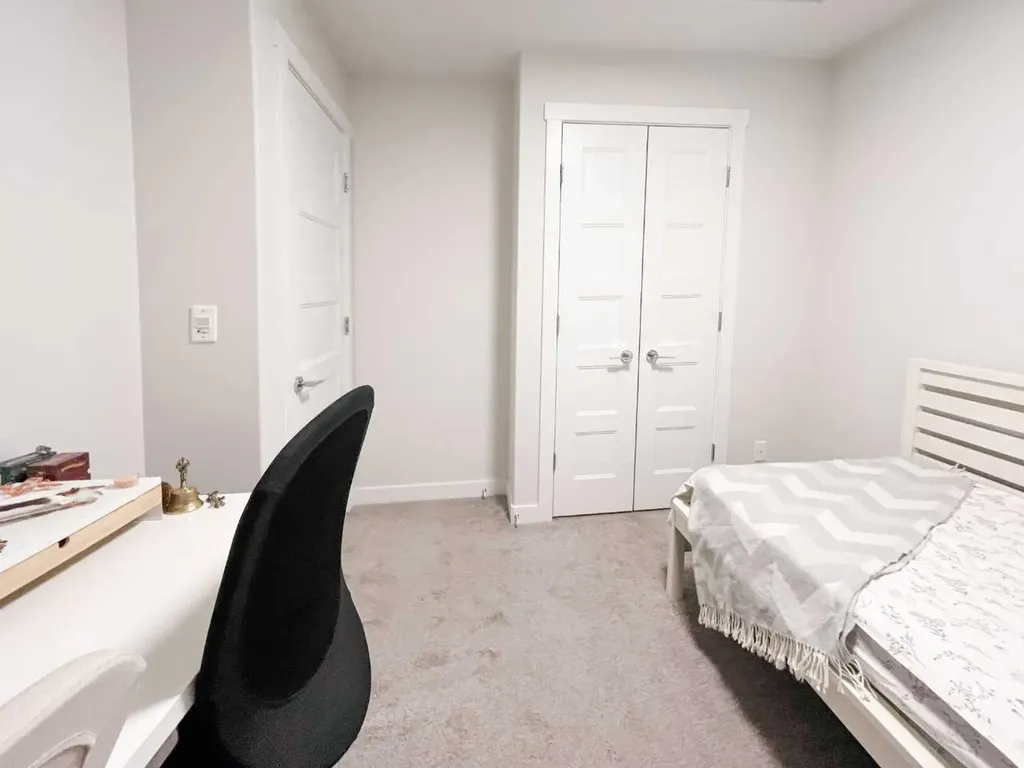 81 Arbour Lake View NW Calgary AB T3G 0H4