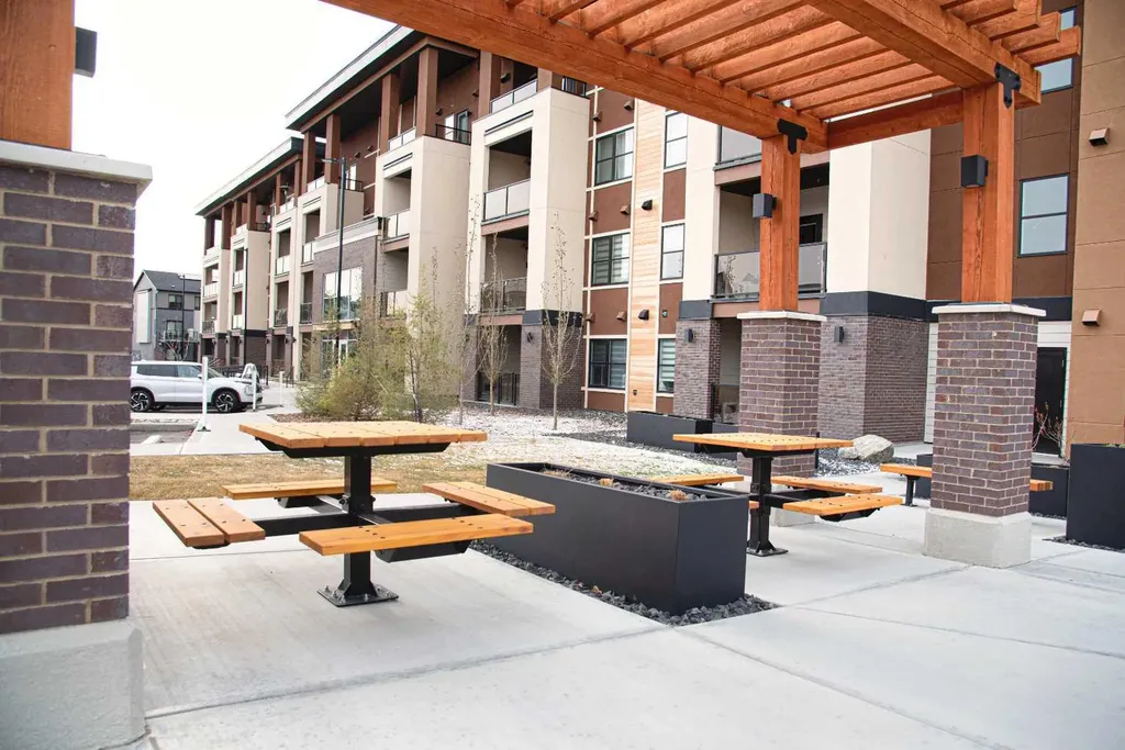 81 Arbour Lake View NW Calgary AB T3G 0H4