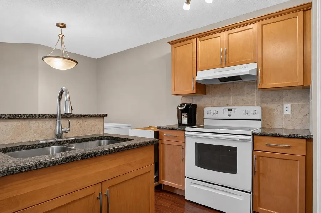 28 Sage Bank Link NW Calgary AB t3r0j8