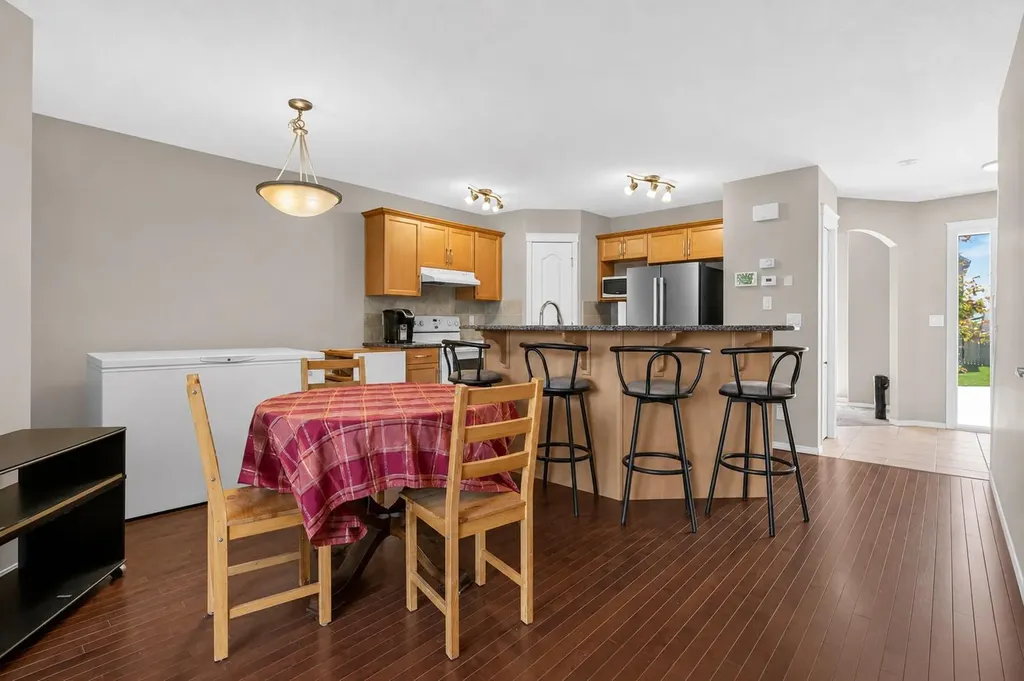 28 Sage Bank Link NW Calgary AB t3r0j8