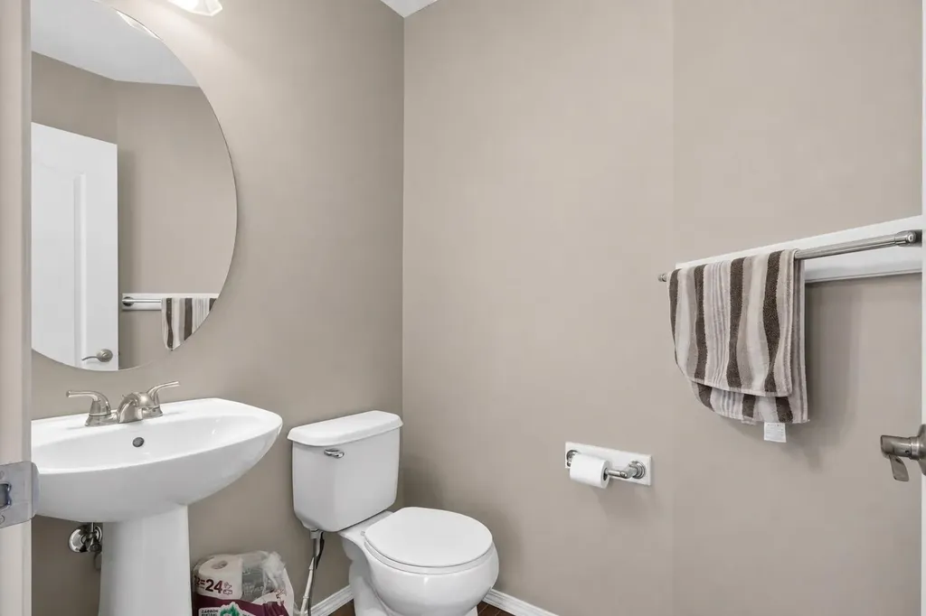 28 Sage Bank Link NW Calgary AB t3r0j8