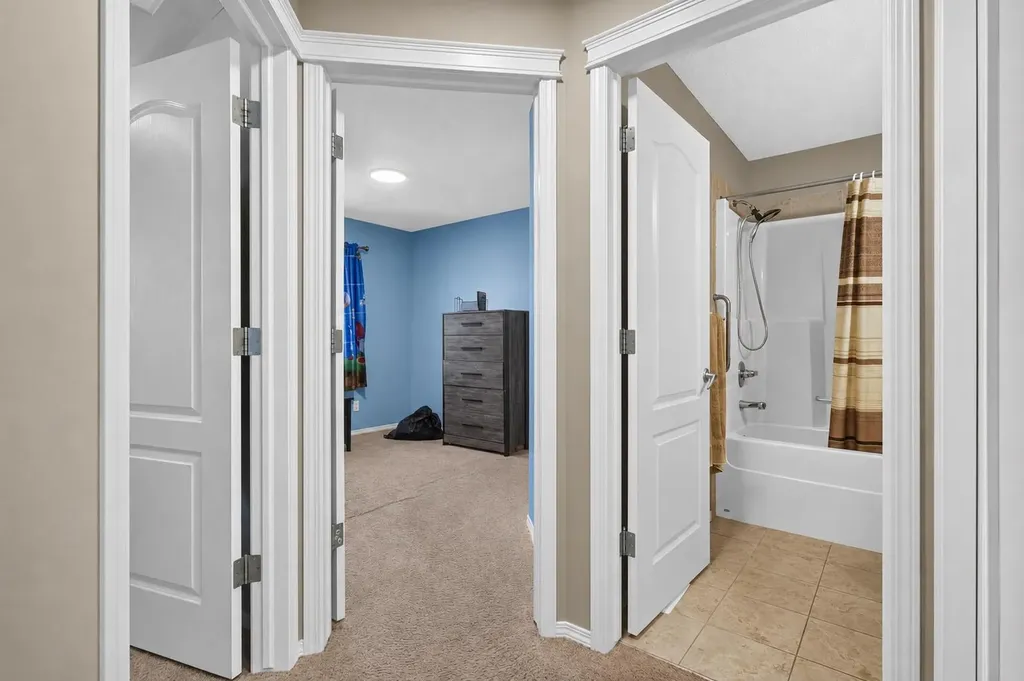 28 Sage Bank Link NW Calgary AB t3r0j8