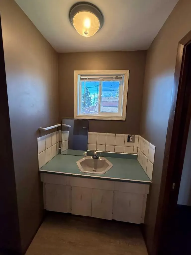 5417 52 Avenue Mannville AB T0B 2W0