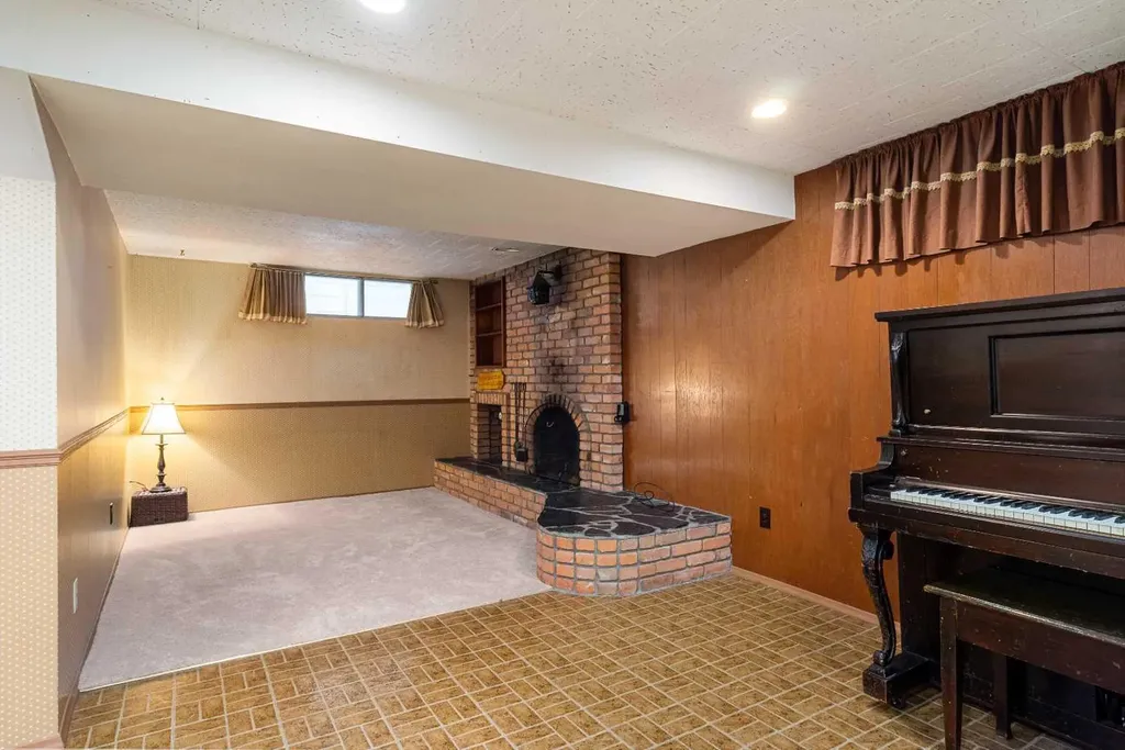 1908 Green Ridge Road SW Calgary AB T3E 4B1