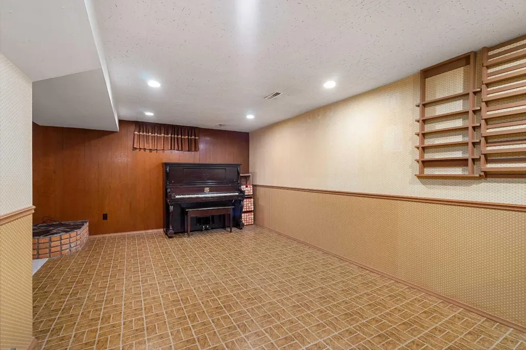1908 Green Ridge Road SW Calgary AB T3E 4B1