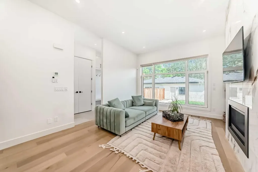 414 32 Avenue NW Calgary AB T2M 2P9