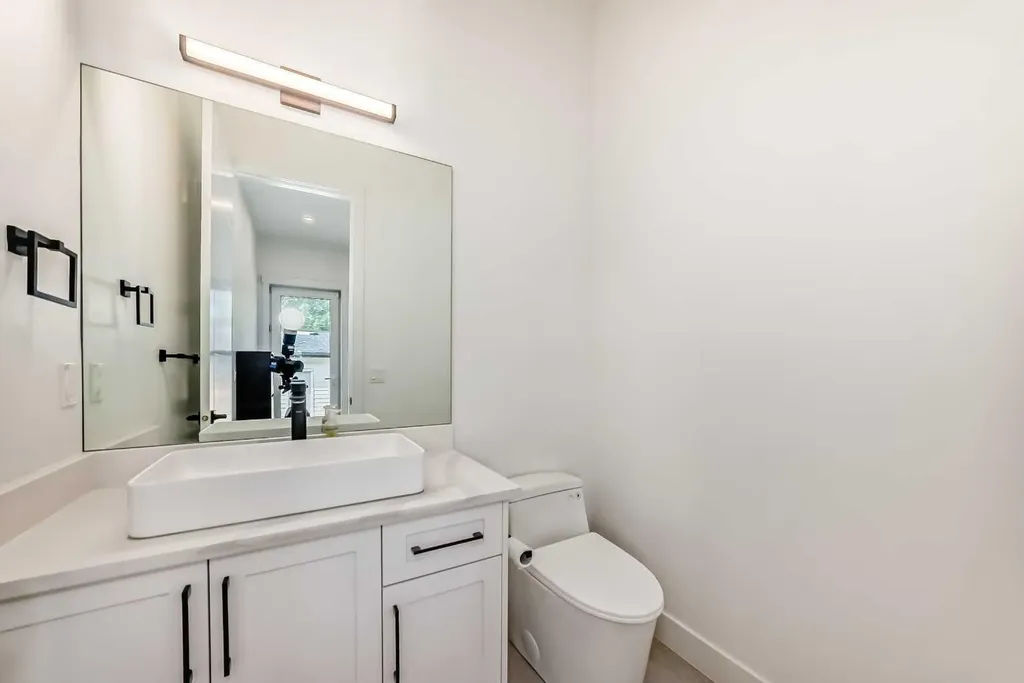 414 32 Avenue NW Calgary AB T2M 2P9