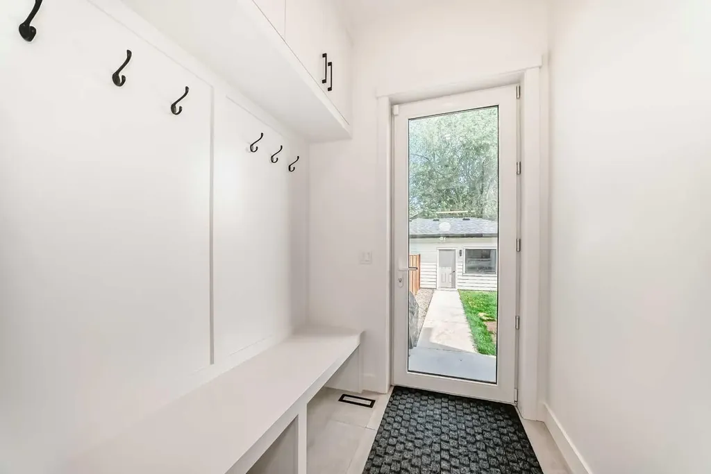 414 32 Avenue NW Calgary AB T2M 2P9