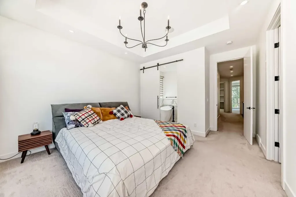 414 32 Avenue NW Calgary AB T2M 2P9