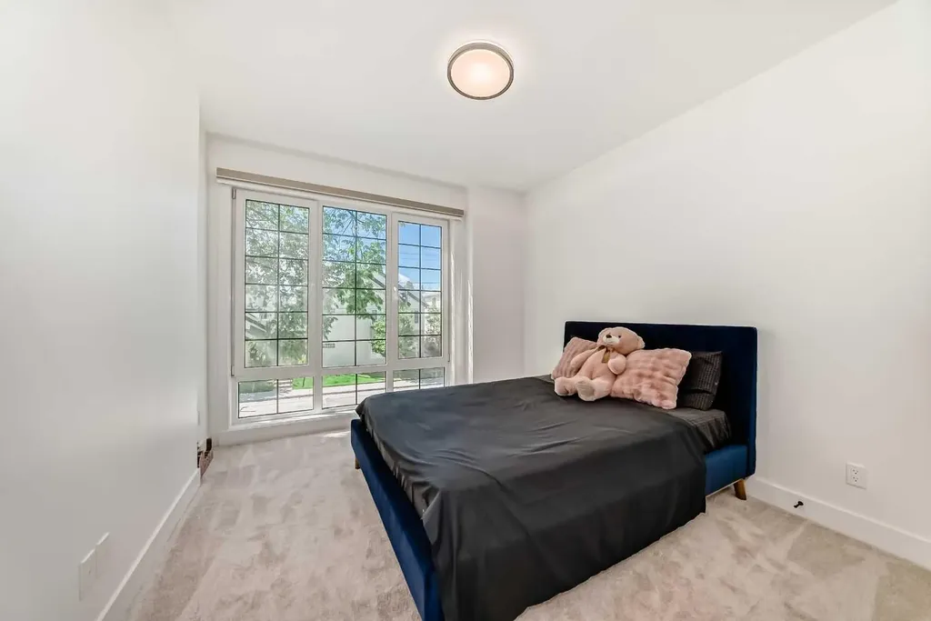 414 32 Avenue NW Calgary AB T2M 2P9