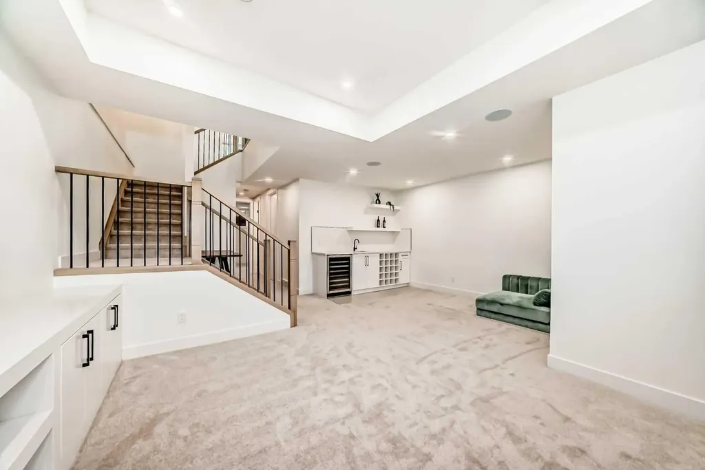 414 32 Avenue NW Calgary AB T2M 2P9