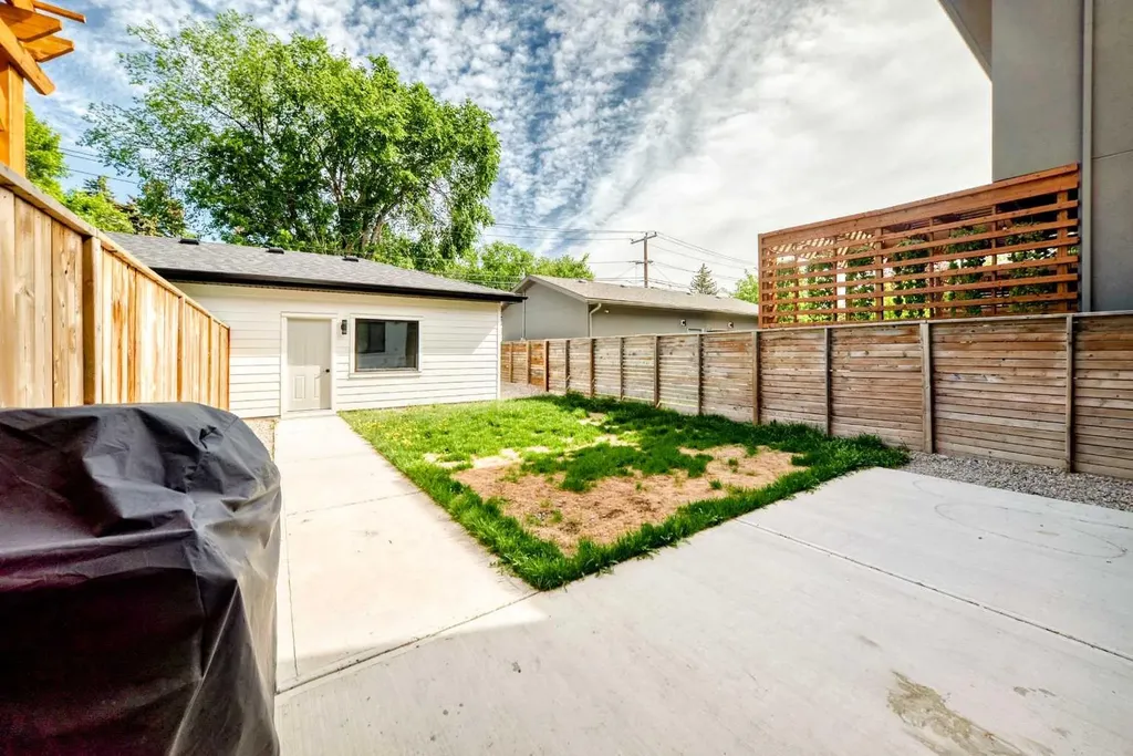 414 32 Avenue NW Calgary AB T2M 2P9
