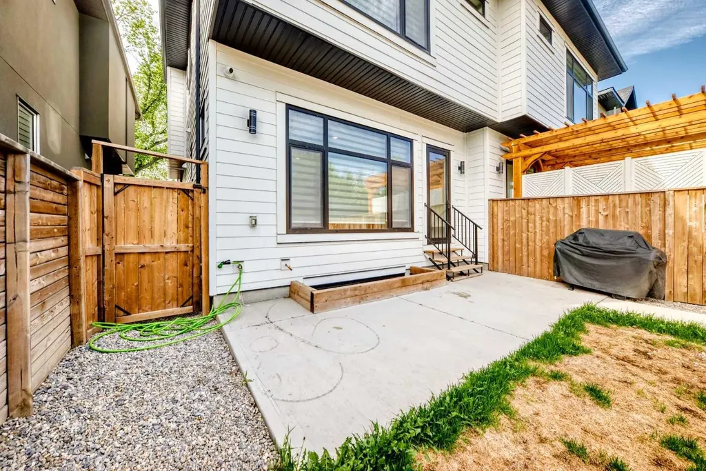 414 32 Avenue NW Calgary AB T2M 2P9
