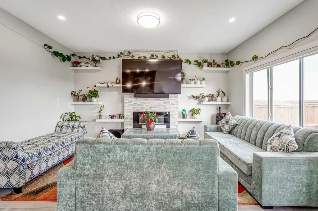 349 Corner Meadows Way NE Calgary AB T3N1Y6