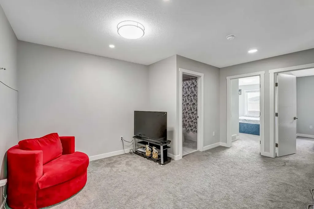 349 Corner Meadows Way NE Calgary AB T3N1Y6